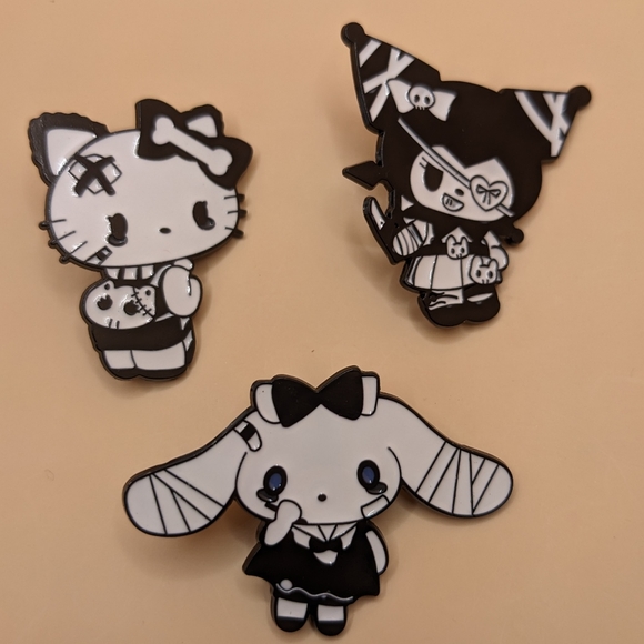 ❣️ Hello Kitty Bundle - Plush key tag dangler + pins - Picture 2 of 7